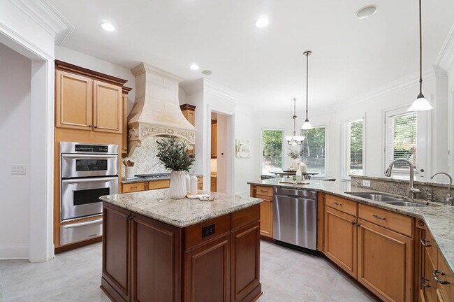 Building Photo - Luxury 5 Bedroom Retreat with Pool in Wedd...