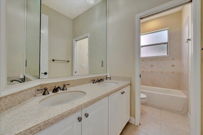 Building Photo - Convenient Central Location - 4 Bedroom + ...