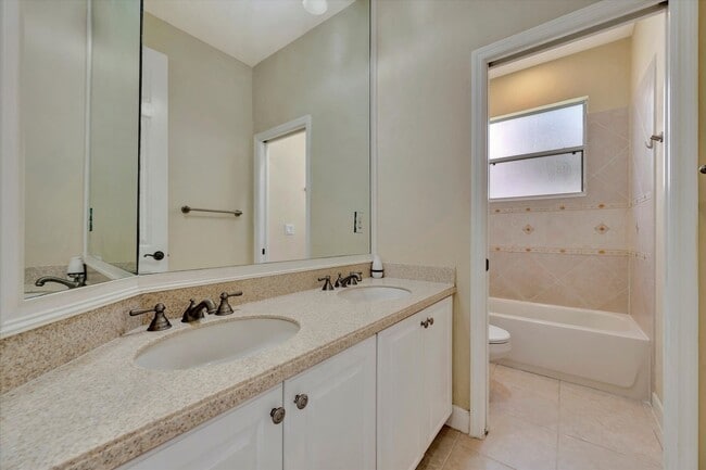 Building Photo - Convenient Central Location - 4 Bedroom + Den , 2 Bathroom Home