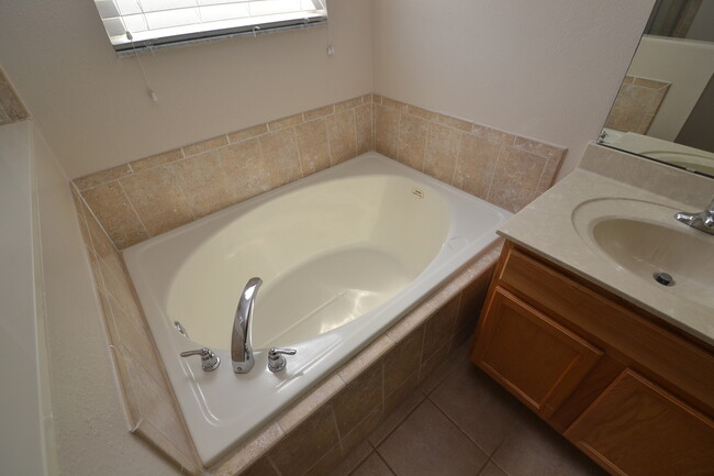 Building Photo - Gorgeous 4/3 Townhome in Oviedo ~ 2.5 Car ...