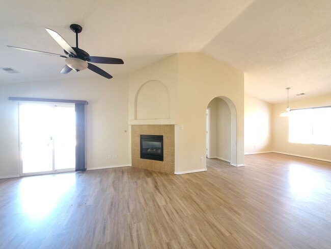 Building Photo - 3 bed 2 bath home in Huning Ranch