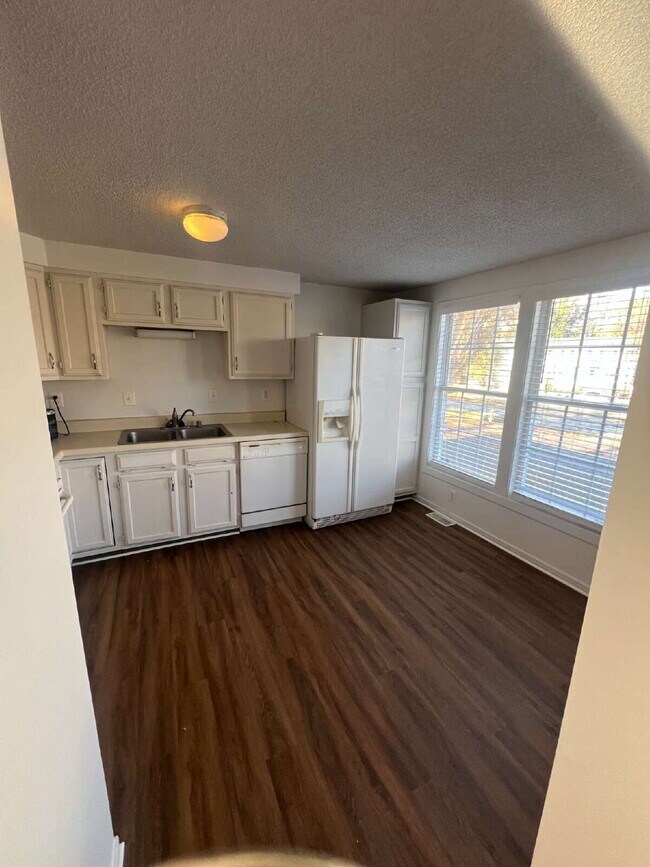 Building Photo - Charming 3-Level Townhome in Prime North Stafford Location