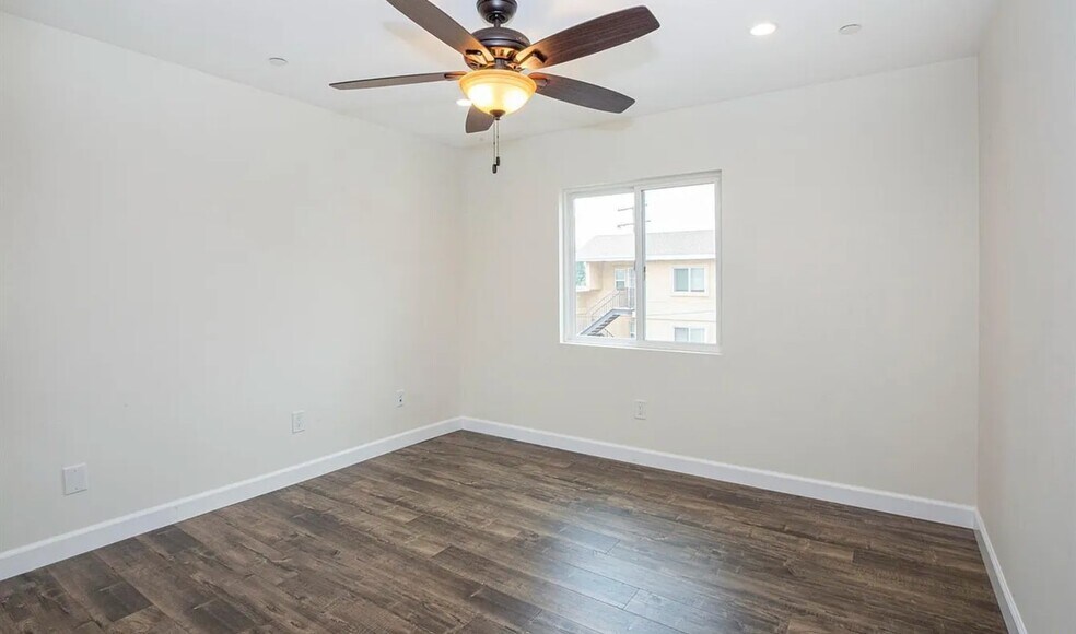 Building Photo - 242 W Linden Ave