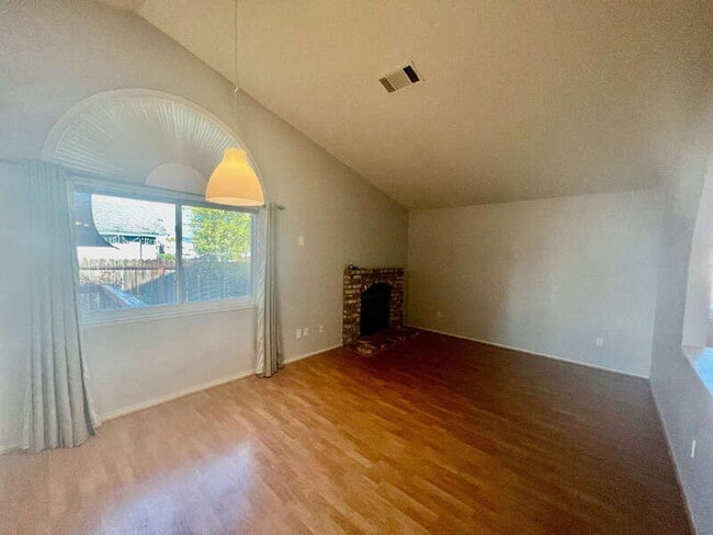 Building Photo - 1180 Camellia Ln