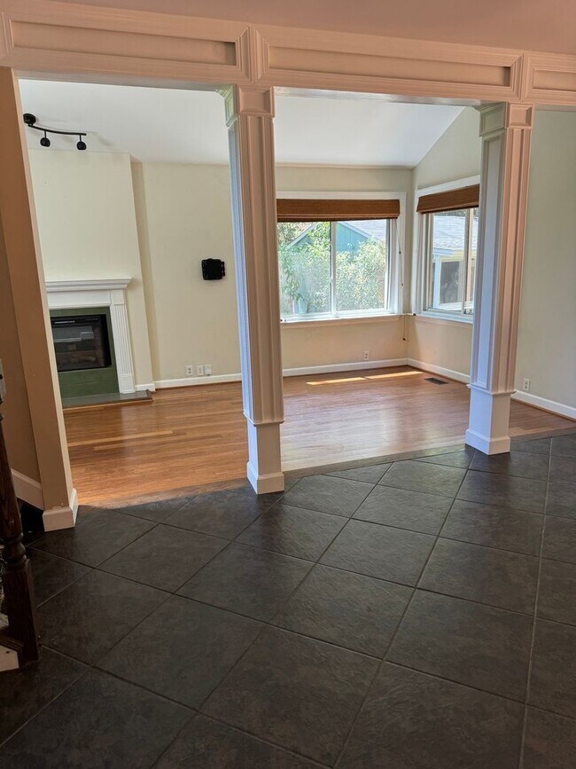 Building Photo - 3/4 Bedroom Single Family Home right off M...