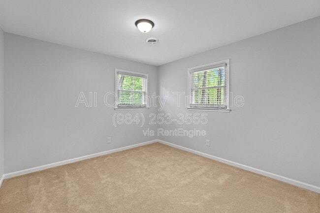 Building Photo - 5105 Pine Dr