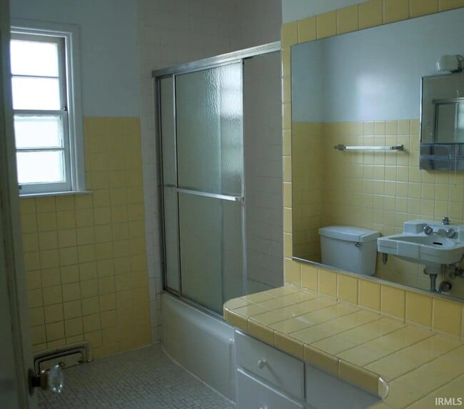 Building Photo - 1210 E University St