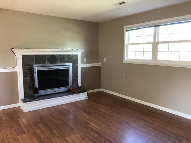 Building Photo - 412 Cherokee Dr