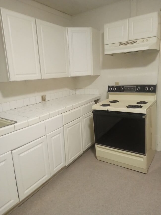 Building Photo - Act Fast - 2 Bedrooms Don't Last Long - Chanute KS