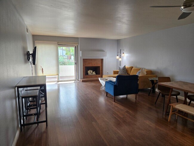 Building Photo - Ground-floor San Carlos stunning single-story condo available immediately.