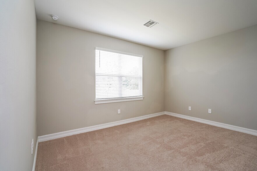 Building Photo - 603 Vinca Rosea