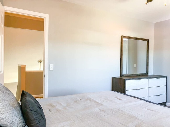 Building Photo - 5218 Beach Dr