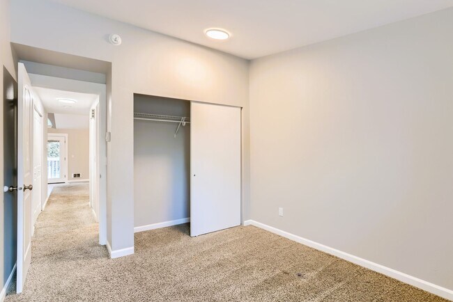 Building Photo - AVAILABLE AUGUST 1, 2026 >> Stunning 2BR/2BA Condo For Rent in Bellevue!! W/S/G Included!!!