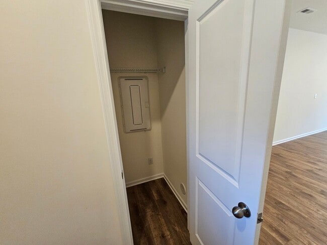 Building Photo - Like New Town Home in Kellerton Place, Monroe!