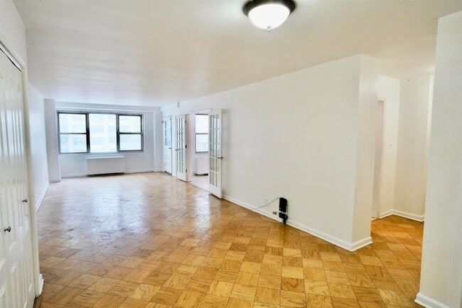 Building Photo - 225 St Pauls Ave