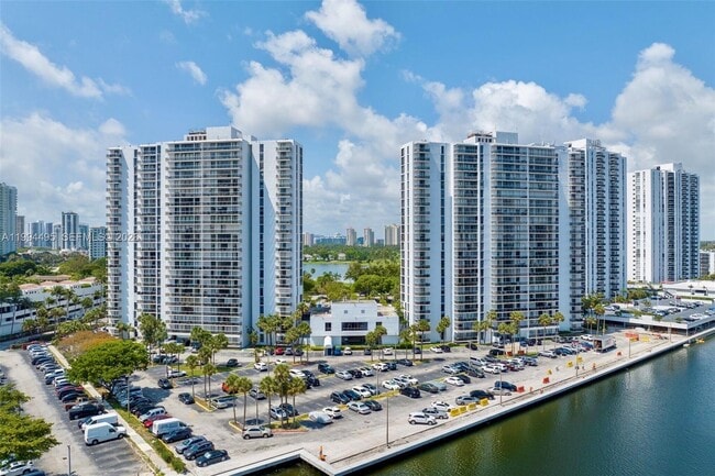 Building Photo - 3701 N Country Club Dr