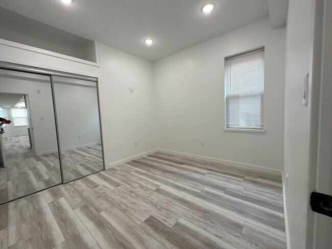 Building Photo - Modern & spacious 2Bedroom 1Bath Apartment