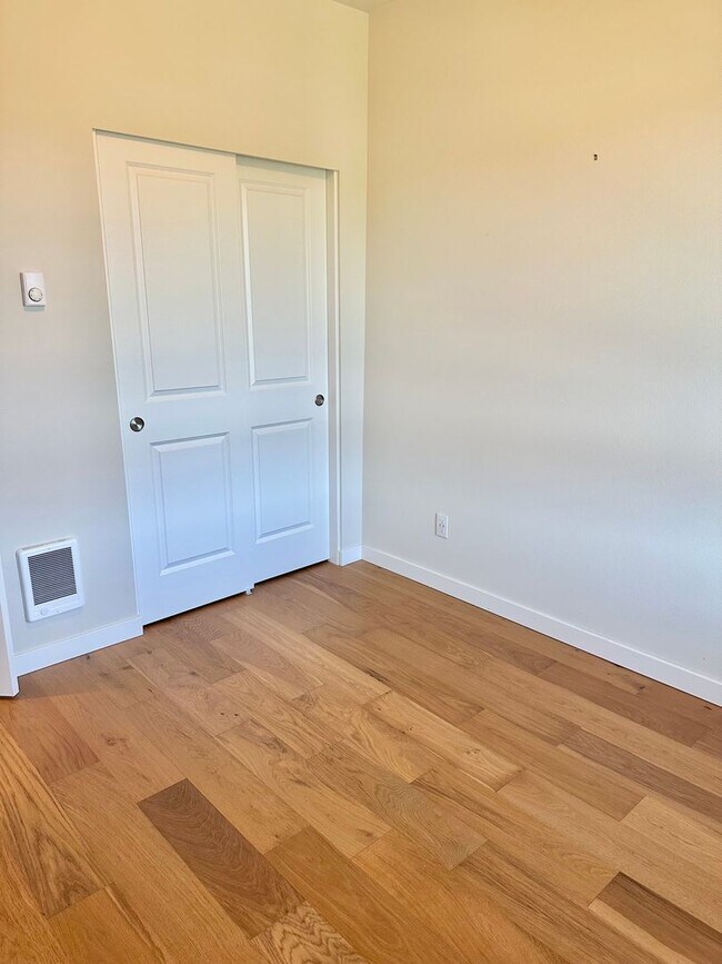 Building Photo - Modern 3-bed, 2.5-bath Townhome in Lake Forrest Park!