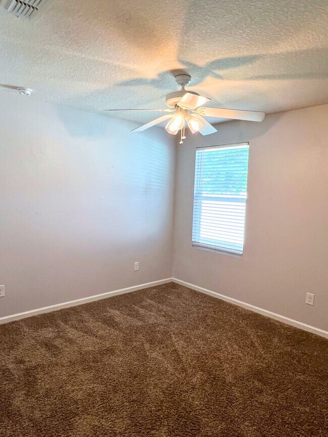 Building Photo - Stylish 4-Bedroom Home with Fenced Yard – Prime Location!
