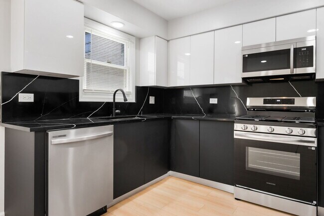 Building Photo - 6523 S Ellis Ave