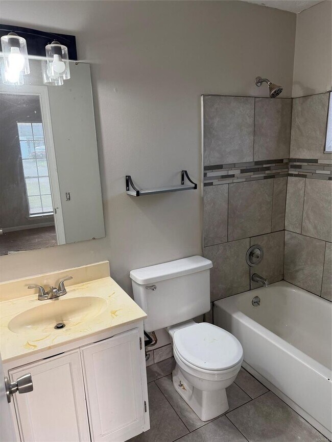 Building Photo - 760 N Burbank Dr