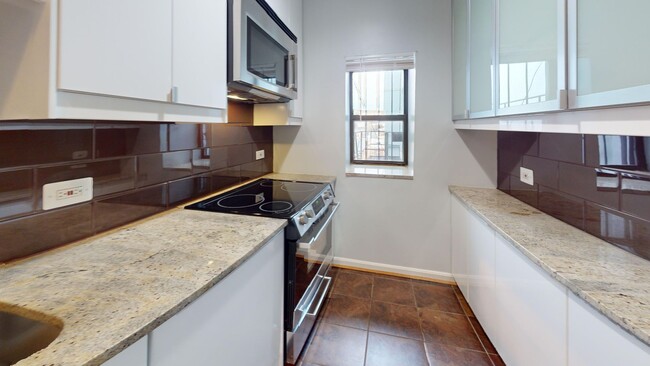 Building Photo - Top Floor Adams Morgan One Bedroom W/Washe...