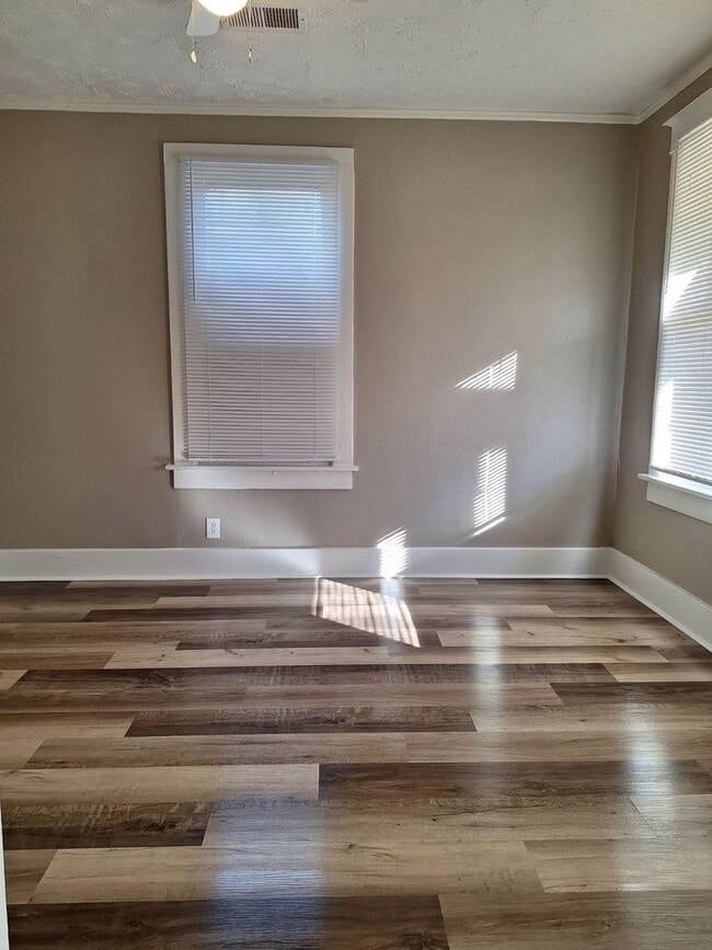 Building Photo - Newly Renovated 3 Bedroom 1 Bath | Open to Section 8 | Midtown - 1/2 OFF The First Month's Rent