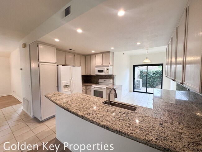 Building Photo - Move-in ready townhome in desirable Summerhill community in Encinitas!