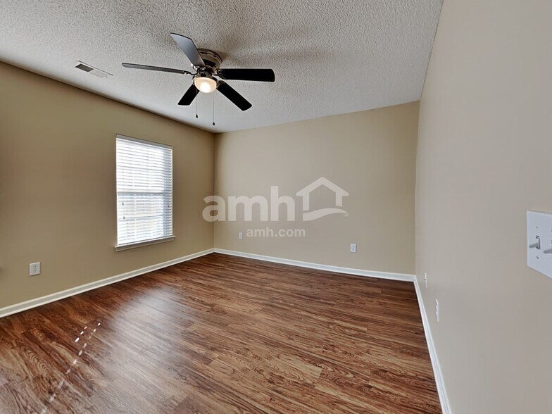 Building Photo - 235 Emerald Isle Dr