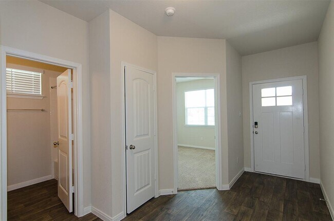 Building Photo - 117 Naset Dr