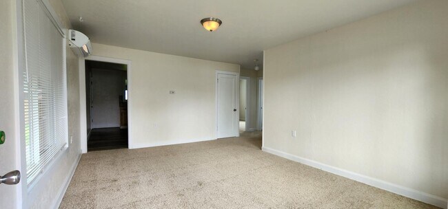 Building Photo - $500 MOVES YOU IN! 3 Bedroom Albany House ...