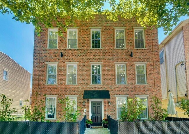 Building Photo - 47 Washburn St