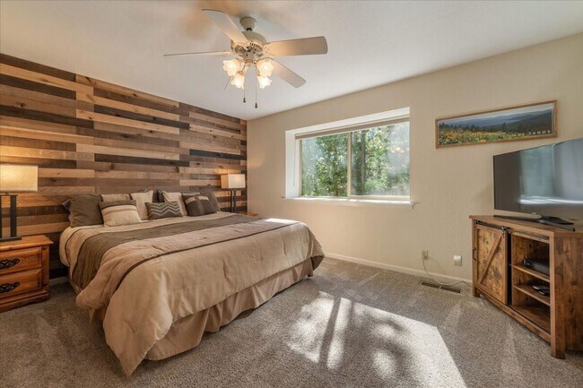 Building Photo - Lake Forest 3 Bedroom Ski Lease