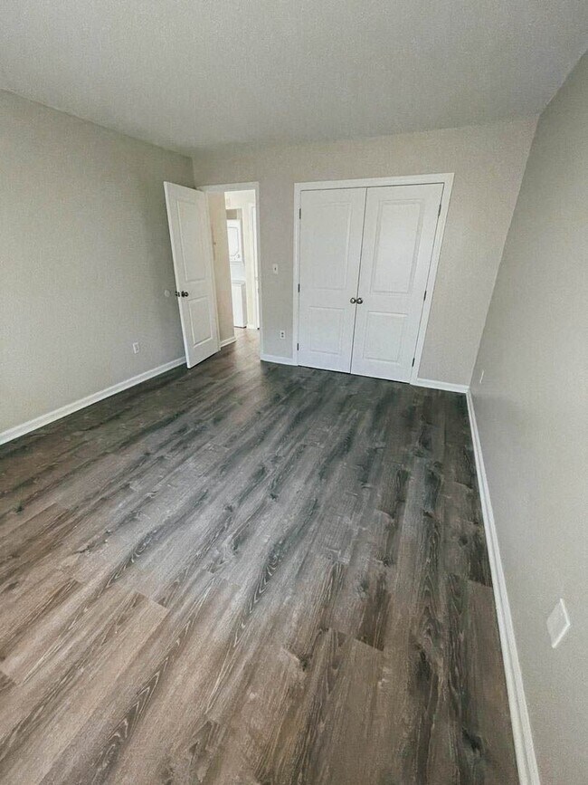 Building Photo - Beautifully Renovated 1bd Condo