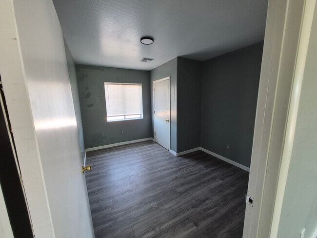 Building Photo - Pueblo Ave