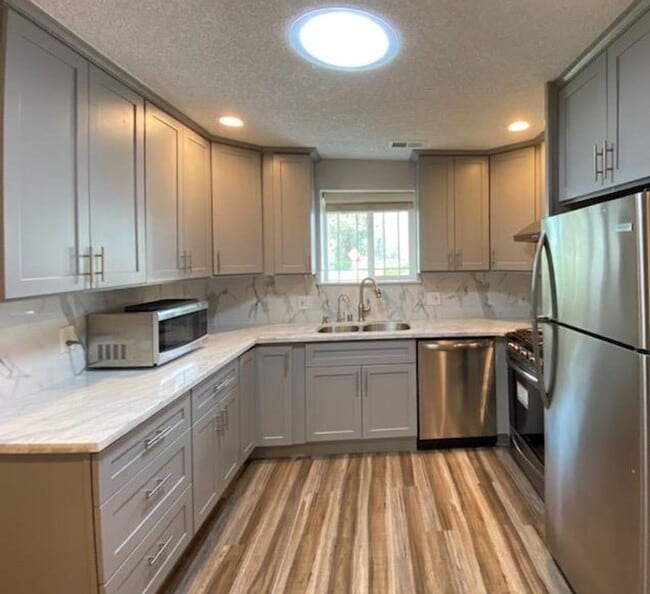 Building Photo - Spacious ADU -  nearly new appliances, flo...