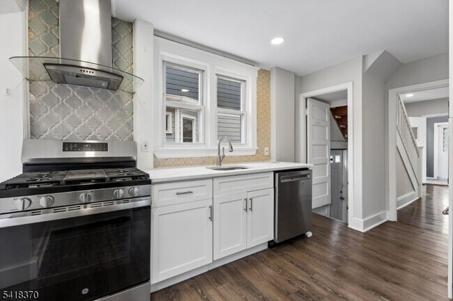 Building Photo - 32 Edgewood Rd