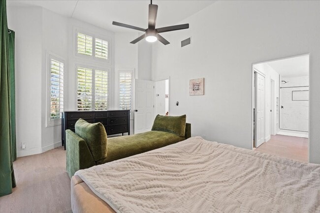 Building Photo - Modern, Elegant Fully Furnished 3 Bedroom ...