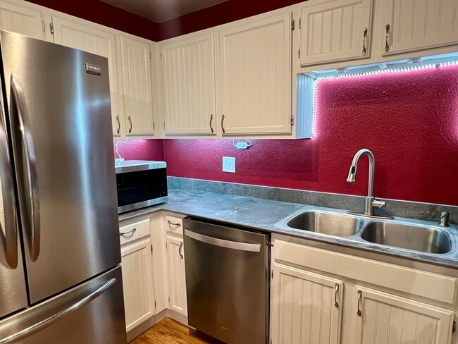 Building Photo - High speed internet included - 3 bedroom townhouse