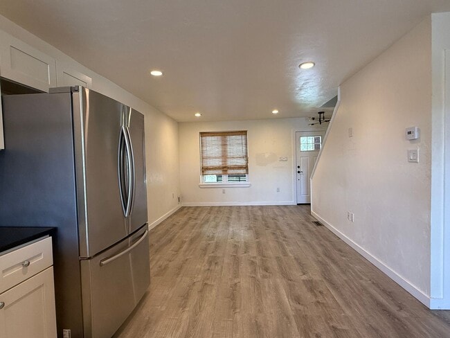 Building Photo - Charming Riverfront 2BR Walking Distance t...