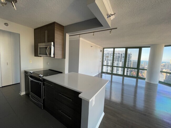 Building Photo - 111 W Maple St