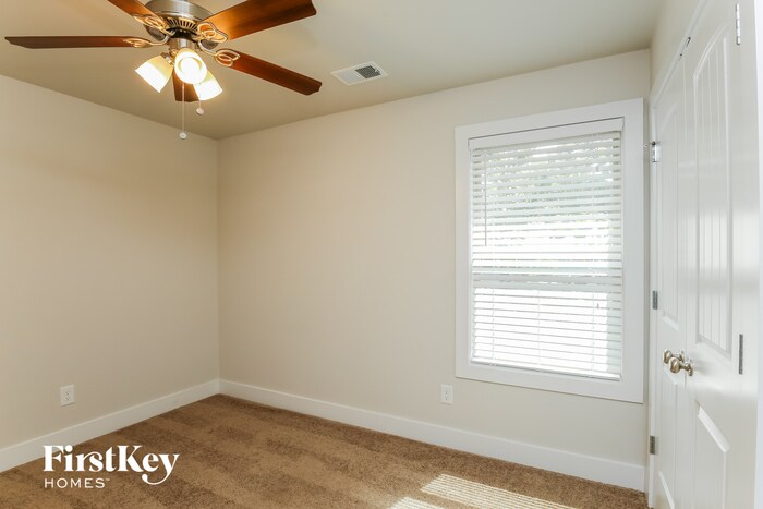 Building Photo - 2375 Belaire Dr