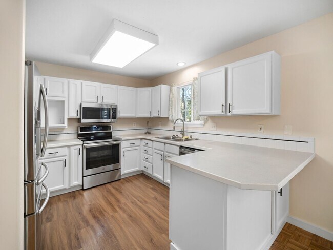 Building Photo - Spacious Home with Fenced Yard & Garage – ...