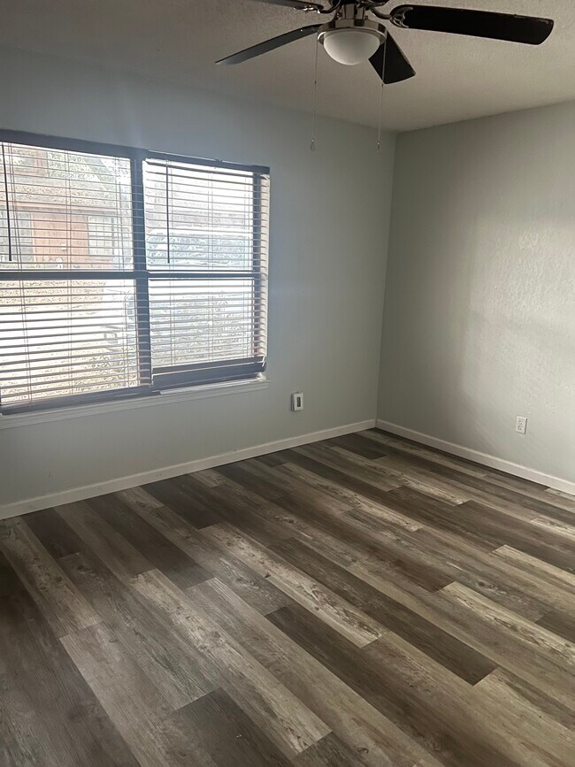 Building Photo - Pensacola Triplex