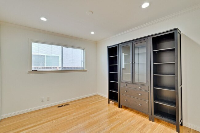 Building Photo - Bright and Spacious 3 Bed 2 Bath Single Fa...