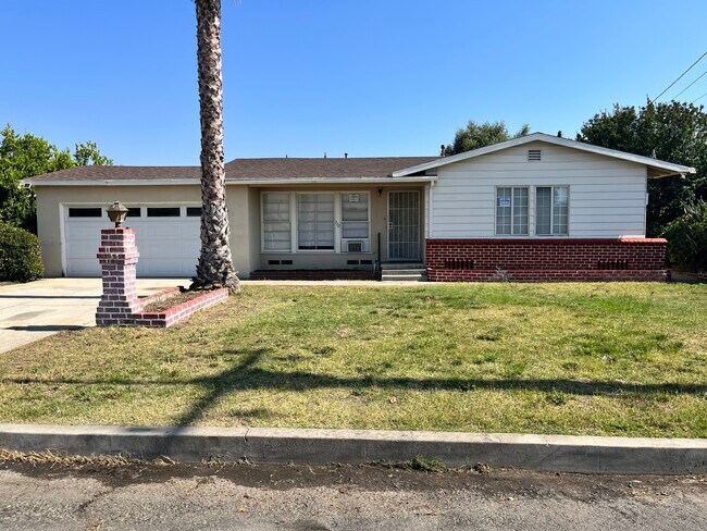 Primary Photo - 112 W Victoria St