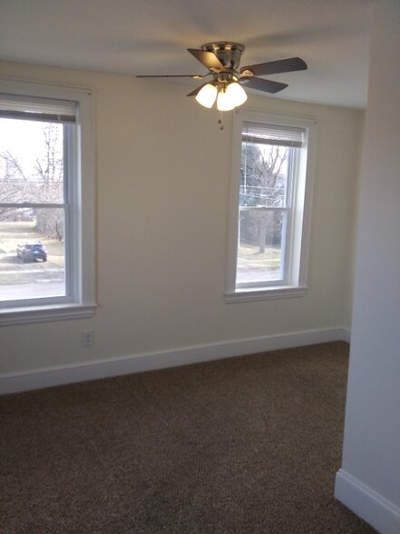 Building Photo - 525 N Elmer Ave