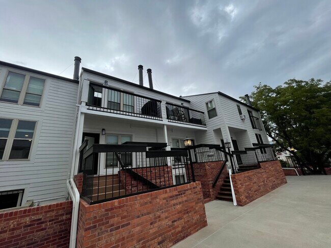Building Photo - 2116 W 31st Ave
