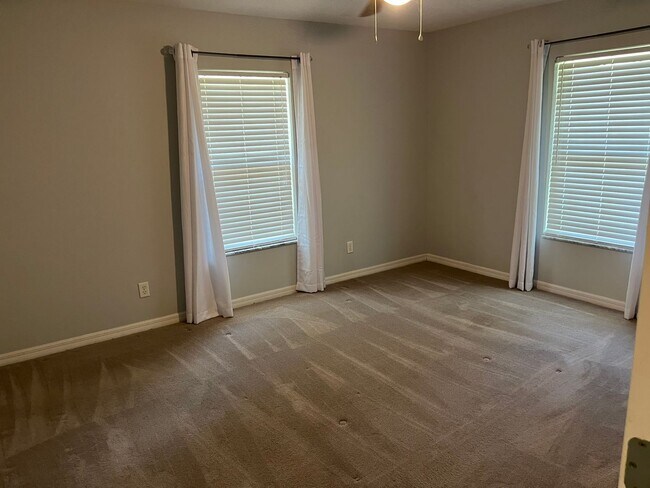Building Photo - Spacious & Well-Maintained 2 Bedroom Home ...