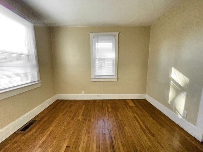 Building Photo - PRELEASING for AUGUST! Close to Campus